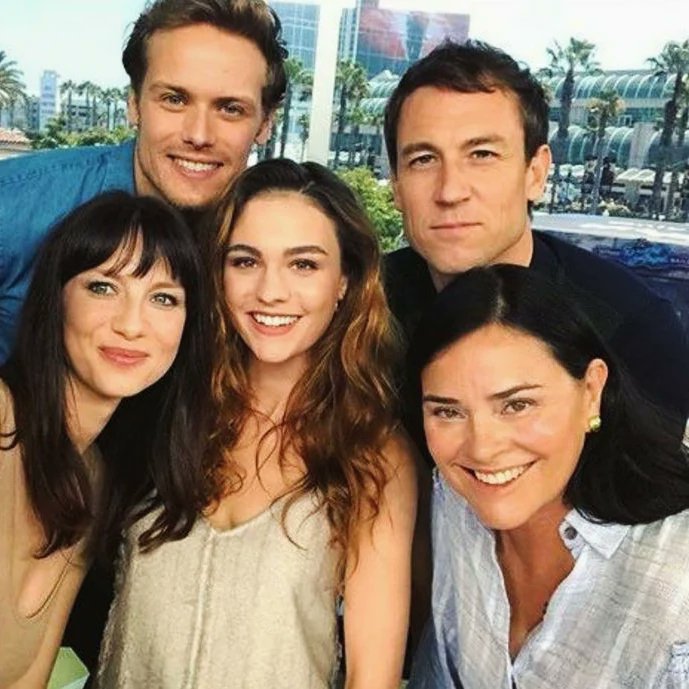 point_blank1959's tweet photo. A very nice pic from the SDCC 2017. The heyday of Outlander. 🤩🥰🤗  - #Repost @point.blank_1959 IG #SamHeughan #tobiasmenzies #caitrionambalfe #sophieskelton #dianagabaldon #SDCC2017 https://t.co/yLMksIA0Md