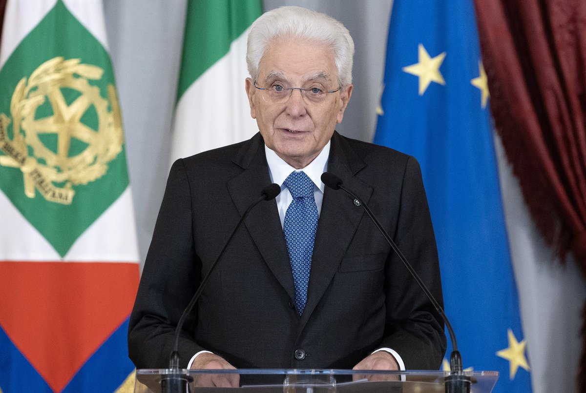 Quirinale's tweet image. #Mattarella: ogni atto rivolto contro la libera informazione, ogni sua riduzione a fake news, è un atto eversivo rivolto contro la Repubblica
