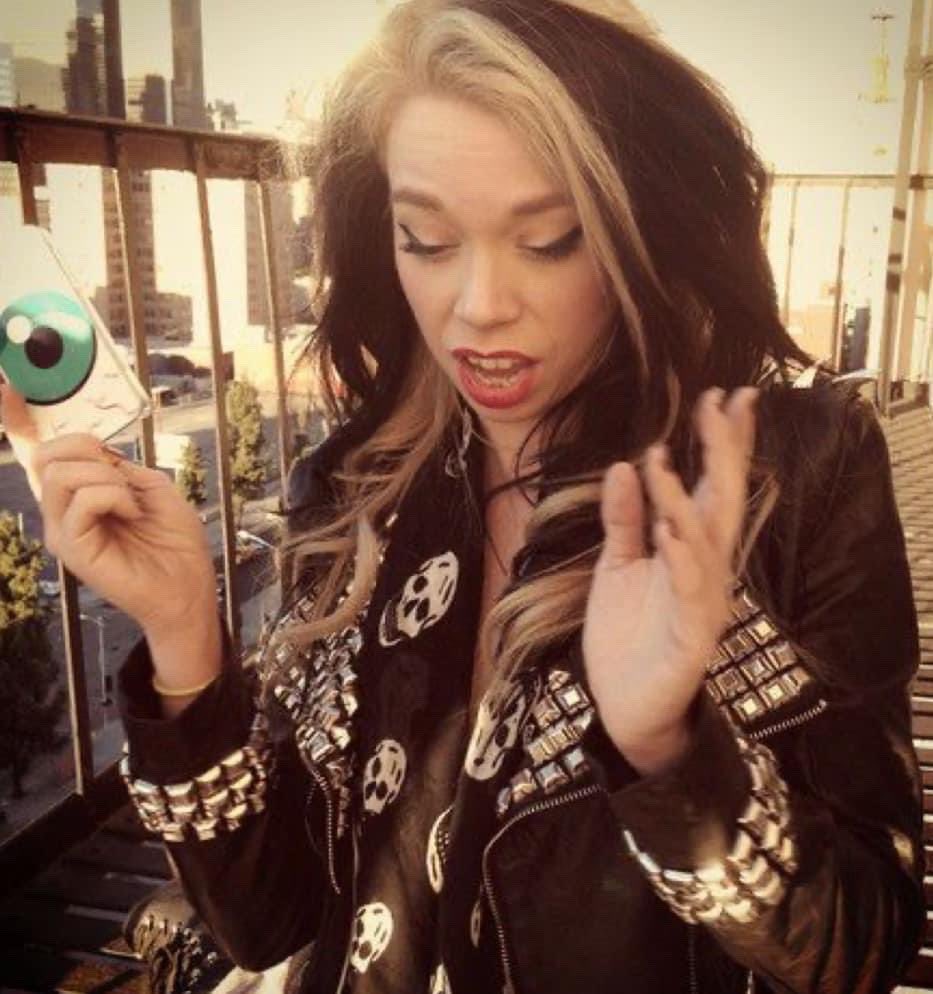 DESTRCTIONXDOLL's tweet image. Thinking of Grav3yardGirl today