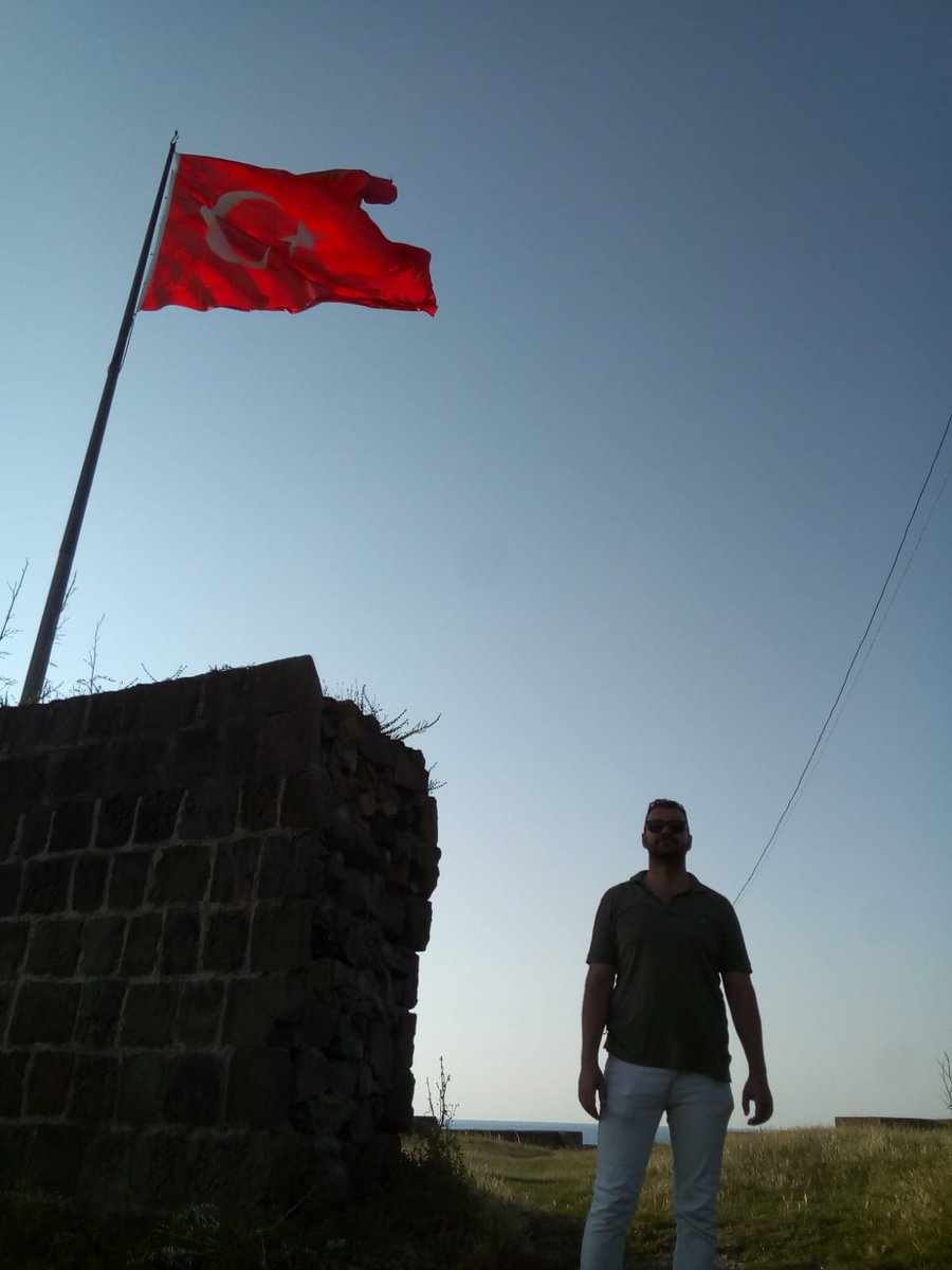 Topal Osman Ağa'nın yürekli evlatlarıyla🇹🇷
Seni de görmek paha biçilemez Eynesil, Yağmuruyla.
"Vedalar ancak güzel yürekleri acıtır "