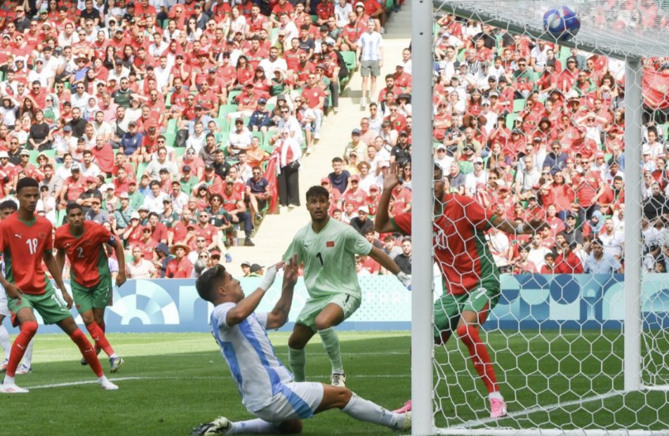 #Argentina paso de empatarlo 2-2 ante #Marruecos a las 12:30 del medio día a perderlo 2-1 a las 14:06 por un offside de #Medina por medio botin, cuando el partido ya había terminado; Es muy injusto lo que acaba de pasar, el #VAR está arruinando el futbol. 
La mancha de los #JJOO.
