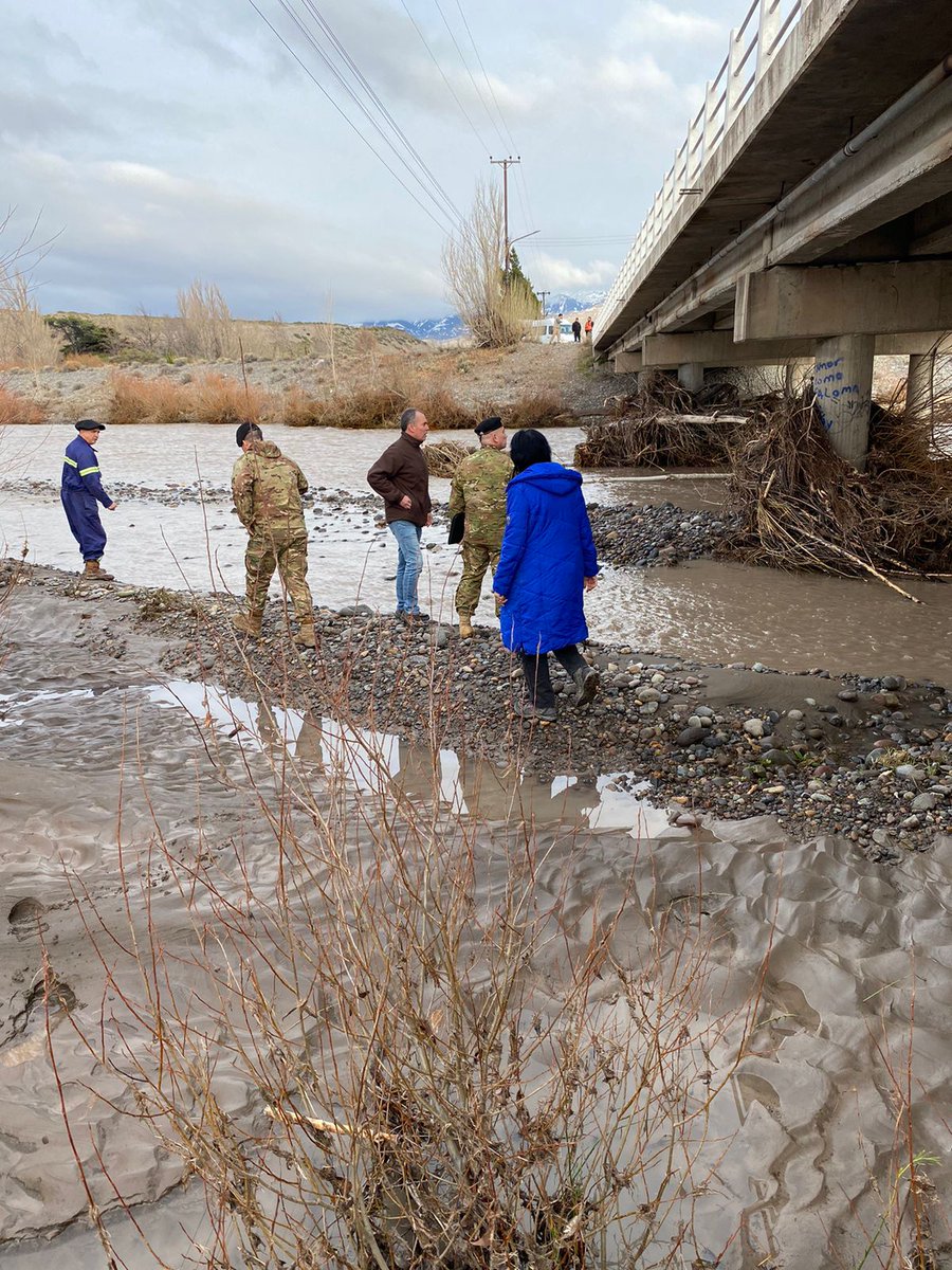 📷 | Álvarez: “Estamos marcando presencia en todos los lugares que sean necesarios para acompañar a los vecinos”.

El JDG encabeza la labor del COE del <a href="/_SantaCruzAr/">Gobierno de Santa Cruz</a> en #LosAntiguos luego del desborde del río en las últimas horas.

Nota 🔗 bit.ly/4fkQF0L