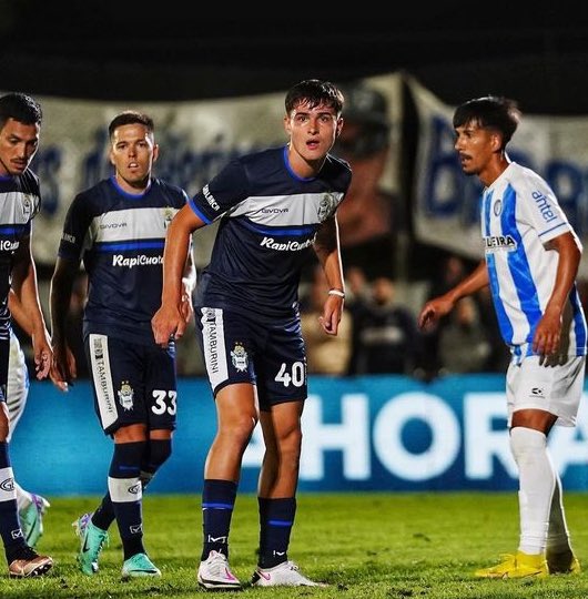 LoboEsta22's tweet image. #CGE #GELP El defensor Juan Cruz CORTAZZO (18 años, cat.2005) debutó oficialmente con la camiseta de Gimnasia esta #F07 nada más y nada menos que en el Bosque. Podría ser apresurado, pero por lo visto, será un torneo donde puede consolidarse ⚔️
