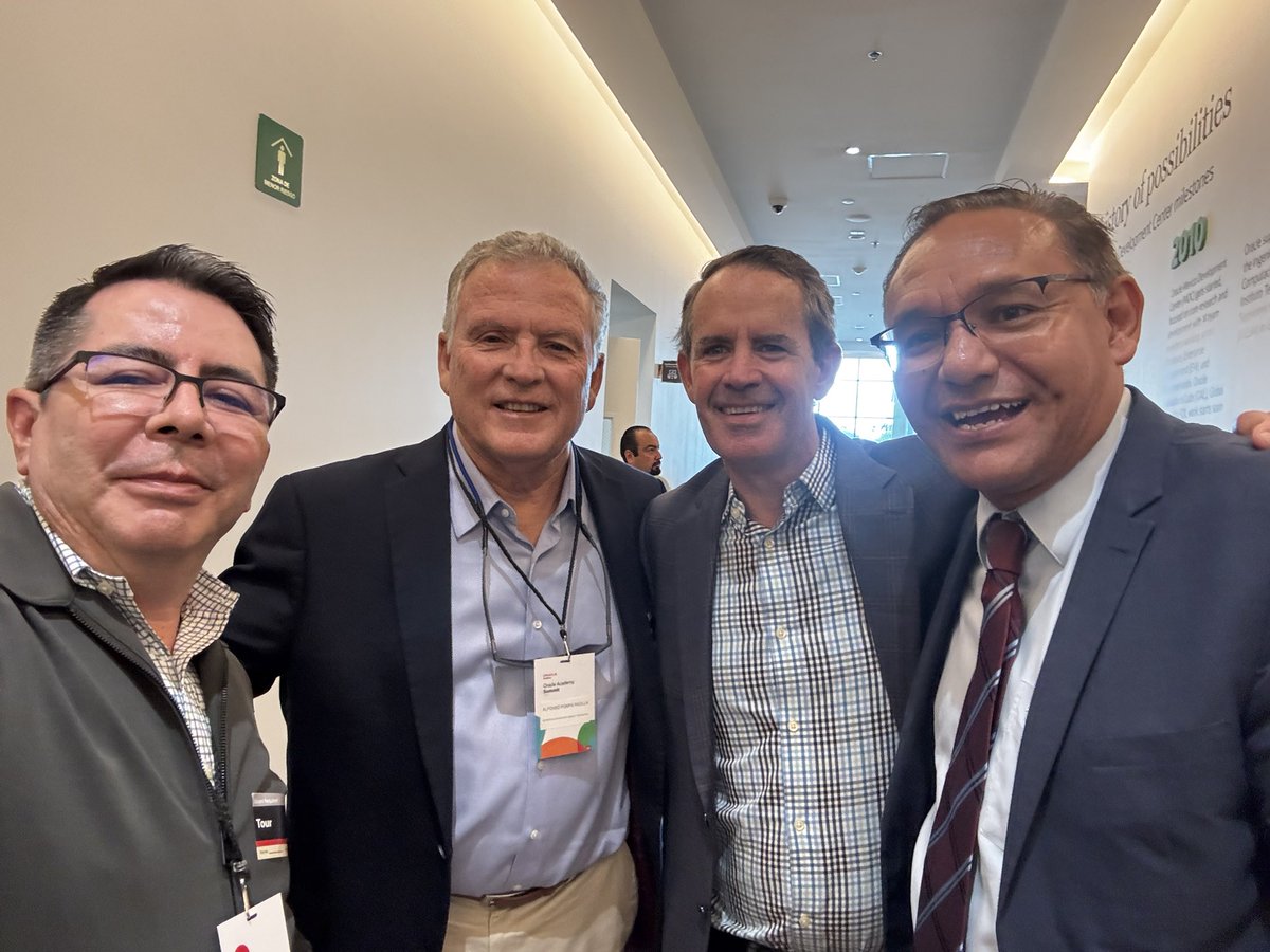 gildardo's tweet photo. Un enorme gusto coincidir en este evento con grandes amigos de muchos años. El Srio @AlfonsoPompaP, de la SICYT Jalisco, el Rector Marco Pérez, de @udegcucei y Erik Peterson, director de #OracleMDC. Siempre en los mejores eventos. #OracleAcademySummit https://t.co/pIqQyaorAQ
