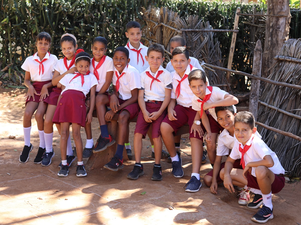 UNICEFCuba's tweet photo. Es crucial que la comunidad educativa conozca los #multirriesgos de desastres.🌪️🏫

Gracias a un proyecto, el personal de la escuela "Iluminado García" en Niquero, Granma, ha recibido información valiosa para preparar a sus estudiantes en caso de una emergencia. https://t.co/TbGN91wNXc