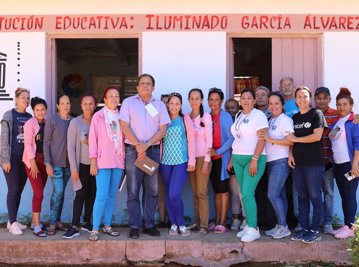 UNICEFCuba's tweet photo. Es crucial que la comunidad educativa conozca los #multirriesgos de desastres.🌪️🏫

Gracias a un proyecto, el personal de la escuela "Iluminado García" en Niquero, Granma, ha recibido información valiosa para preparar a sus estudiantes en caso de una emergencia. https://t.co/TbGN91wNXc