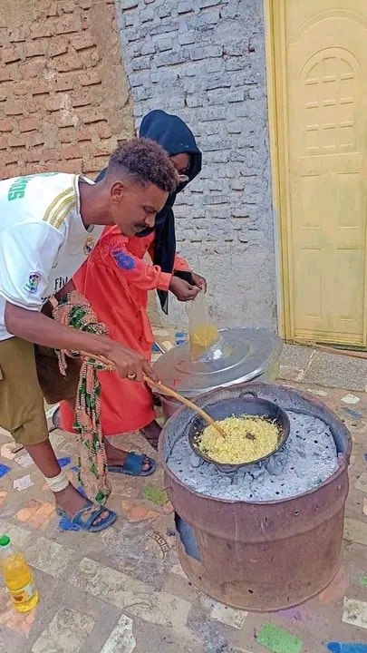 بينما يقاتل أبطالنا في الصفوف الامامية في محور سنار متطوعون بغرفة طوارئ حي الجنينة يعدون الطعام للمواطنين بالمطبخ المركزي بولاية #سنار