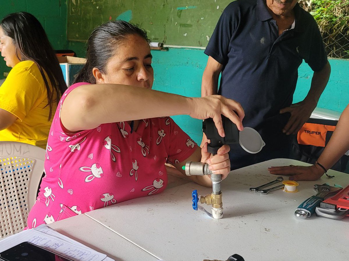 CordesOficial's tweet photo. Talleres en 𝗙𝗢𝗡𝗧𝗔𝗡𝗘𝗥𝗜𝗔 𝗕𝗔́𝗦𝗜𝗖𝗔 con participantes de la comunidad Asuchio, Zaragoza, La Libertad.
En el desarrollo del taller se realizaron prácticas de instalación de inodoros, armaron y desarmaron macromedidores y micromedidores con sus accesorios. https://t.co/aIavR19NWq