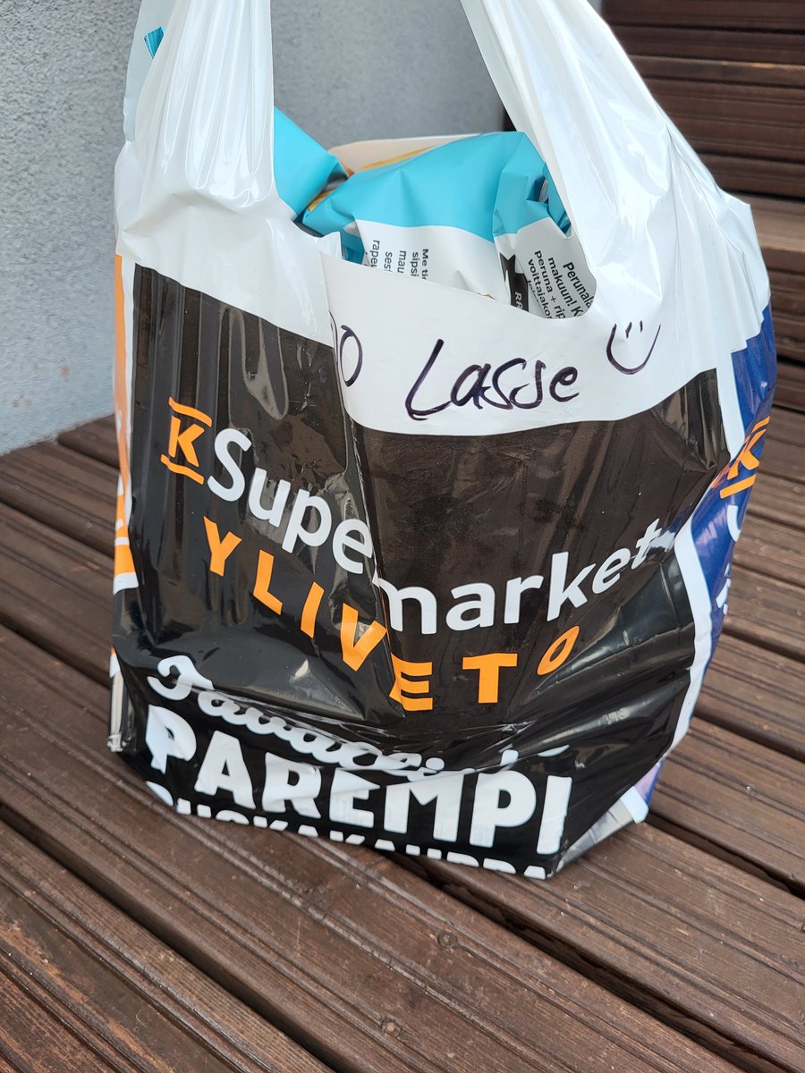 lasse_mannonen's tweet photo. On kyllä huikeeta.  36 minuuttia tilauksesta kassillinen ruokaa kotona. Hinnat kohdillaan. Mukava kuski.  Kiva hymiö muovikassissa. Sovellus pelaa. Asiakas kiittää! @KRuoka @woltapp #yliveto #kruoka https://t.co/6p0OWx6zBN