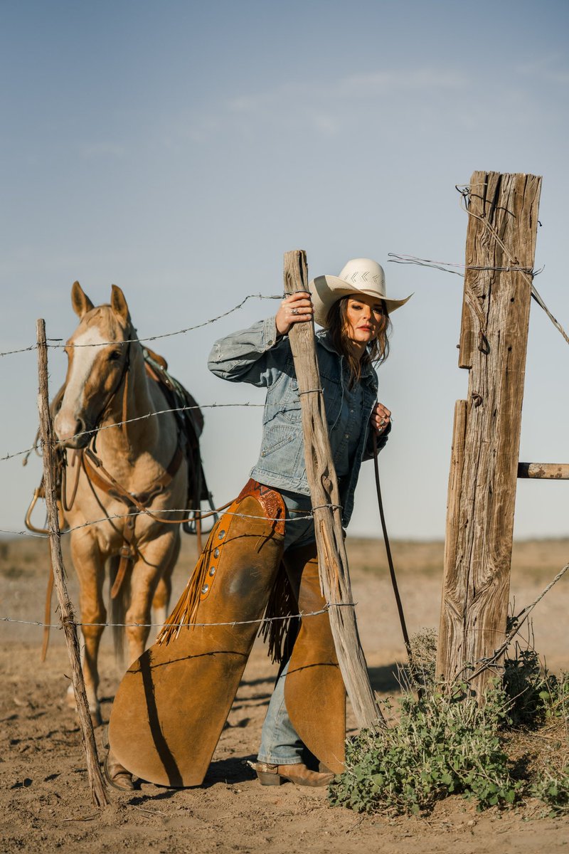 West wind blowin’ through the barbed wire🌾
jennapaulette.komi.io/music/outside