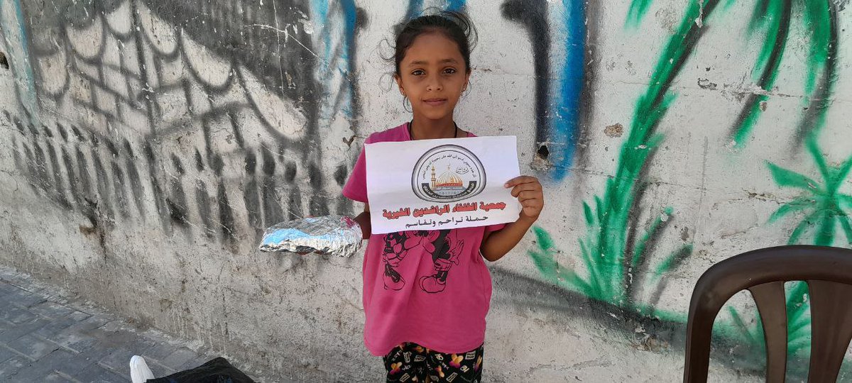 Alkhoulafa's tweet photo. #بالصور 
وفي إطار استمرار حملة "تقاسم وتراحم  " وضمن جهود تخفيف آثار الحصار الخانق على قطاع غزة، نفذ مجمع الخلفاء الراشدين في محافظة الشمال  حملة (  توزيع وجبات طعام  )  بمعسكر  جباليا    شم��ل القطاع.
#تقاسم_وتراحم
#مجمع_الخلفاء_الراشدين
#فلسطين
#غزة https://t.co/hcJAqJll1L