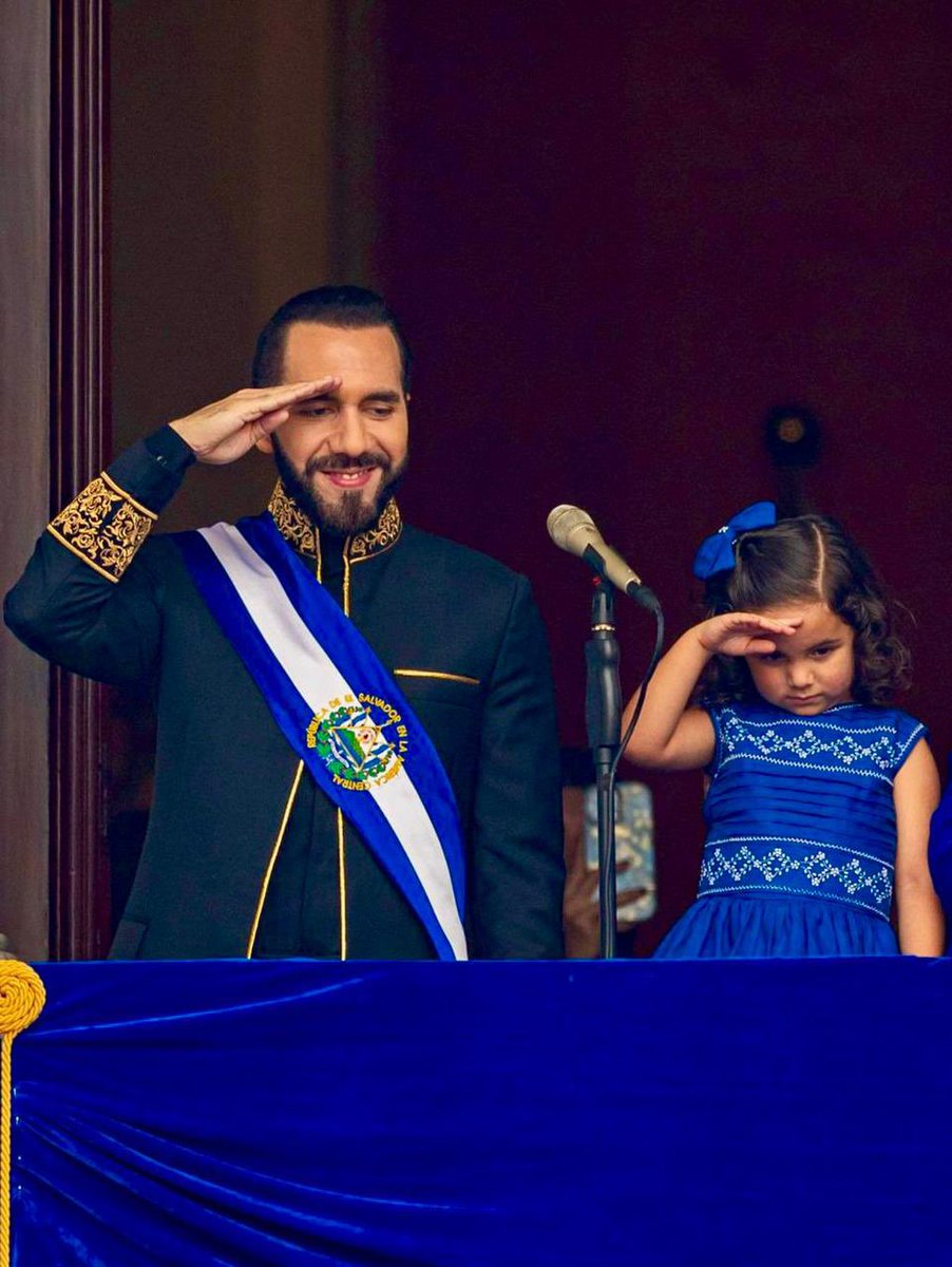 ¡Feliz cumpleaños, señor Presidente <a href="/nayibbukele/">Nayib Bukele</a>! 

Es un honor contar con su liderazgo como Comandante General de la <a href="/FUERZARMADASV/">FUERZA ARMADA</a>, gracias por su compromiso y dedicación incansable para construir un El Salvador que la población se merece. Su valentía y visión nos motivan a