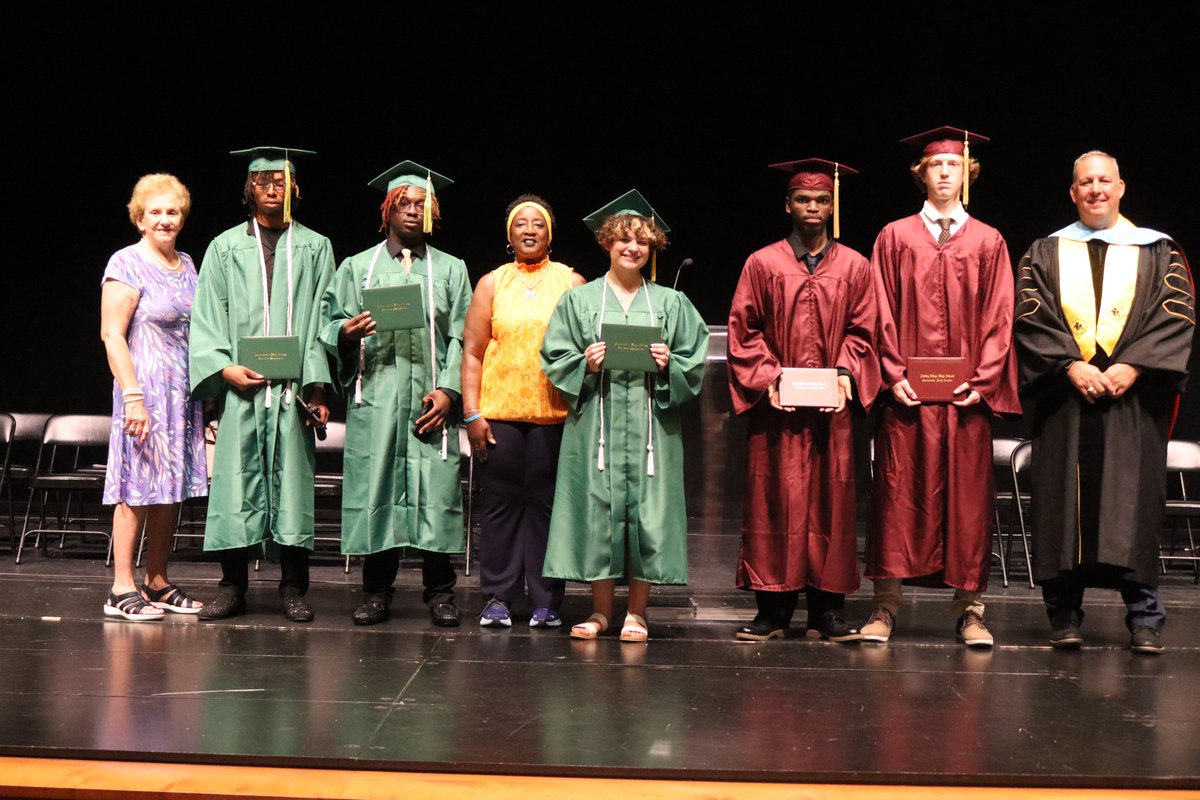 TeamDDTwo's tweet photo. Congratulations to our 2024 summer graduates! Their hard work and determination are to be commended. #DD2Strong @ARHSswampfox @FDPatriot @SummervilleWave https://t.co/fWq4nqj5VC