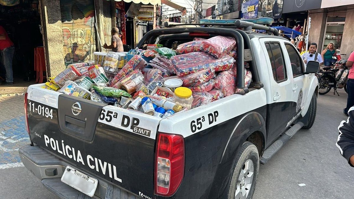 PCERJ's tweet photo. #65DP prende na Baixada Fluminense duas pessoas que comercializavam produtos com as datas expiradas nos anos de 2021 e 2022. O estabelecimento foi interditado.
Confira a matéria 👇
https://t.co/p5IQ4YGDNV https://t.co/PDeyTeIrLL