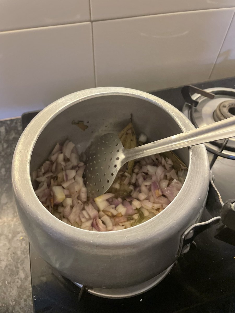 nithyasuja's tweet image. Vara vara namma vaazhakai Banner-ji maadhiri aagiruchey 🥲🥲

#cookingtime