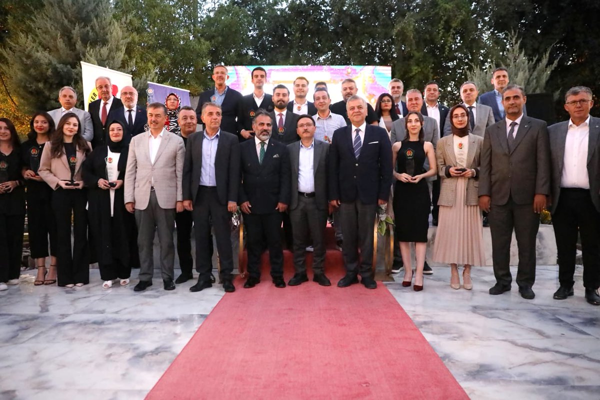 Valimiz Sayın Gökmen Çiçek, Gazeteciler Cemiyeti Başkanı Metin Kösedağ, Gazeteciler ve İl Protokolü ile birlikte Gazeteciler ve 24 Temmuz Basın Bayramı münasebetiyle Geleneksel Gazetecilik Yarışması Ödül Töreni'ne katıldı.