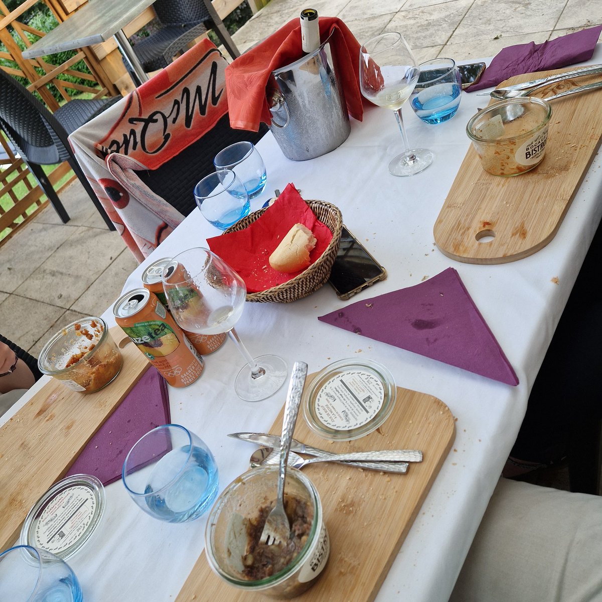 In #Frankrijk is er ook personeel  te weinig.  Eten uit een bakje voor hoofd en na 29.50€