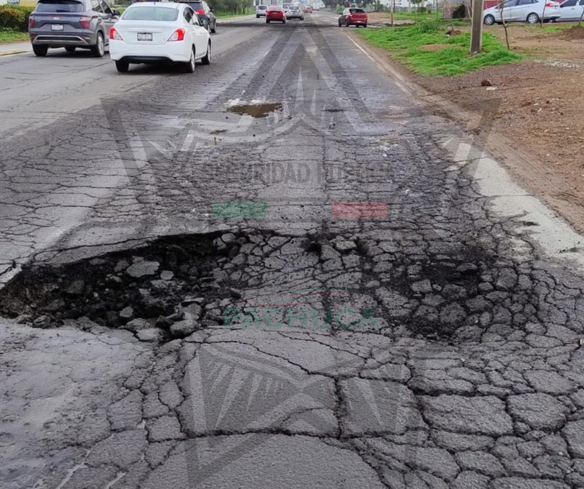 RevistaAcropHgo's tweet image. #AlertaVial #AcroNoticias l La Secretaría de Seguridad Pública, Tránsito y Vialidad de Pachuca de Soto reporta un hundimiento en la carretera México - Pachuca, esquina con bulevar Las Torres, colonia Santa Matilde.