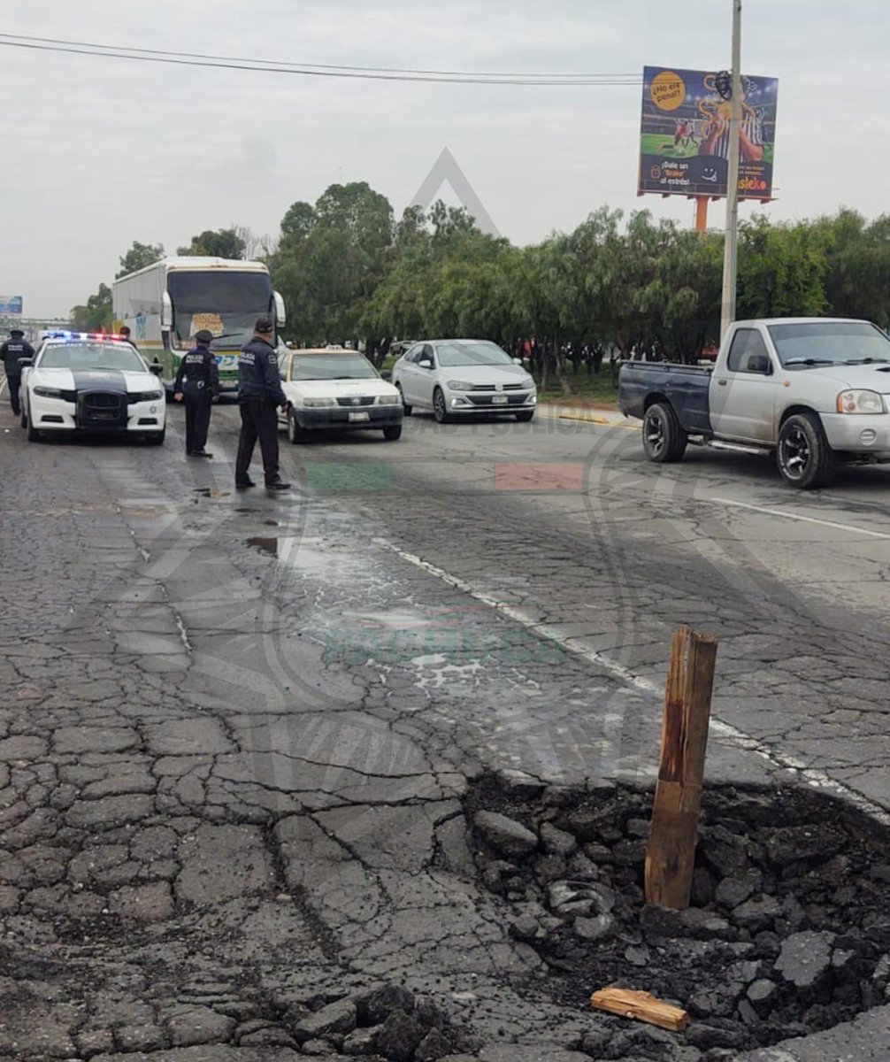 RevistaAcropHgo's tweet image. #AlertaVial #AcroNoticias l La Secretaría de Seguridad Pública, Tránsito y Vialidad de Pachuca de Soto reporta un hundimiento en la carretera México - Pachuca, esquina con bulevar Las Torres, colonia Santa Matilde.