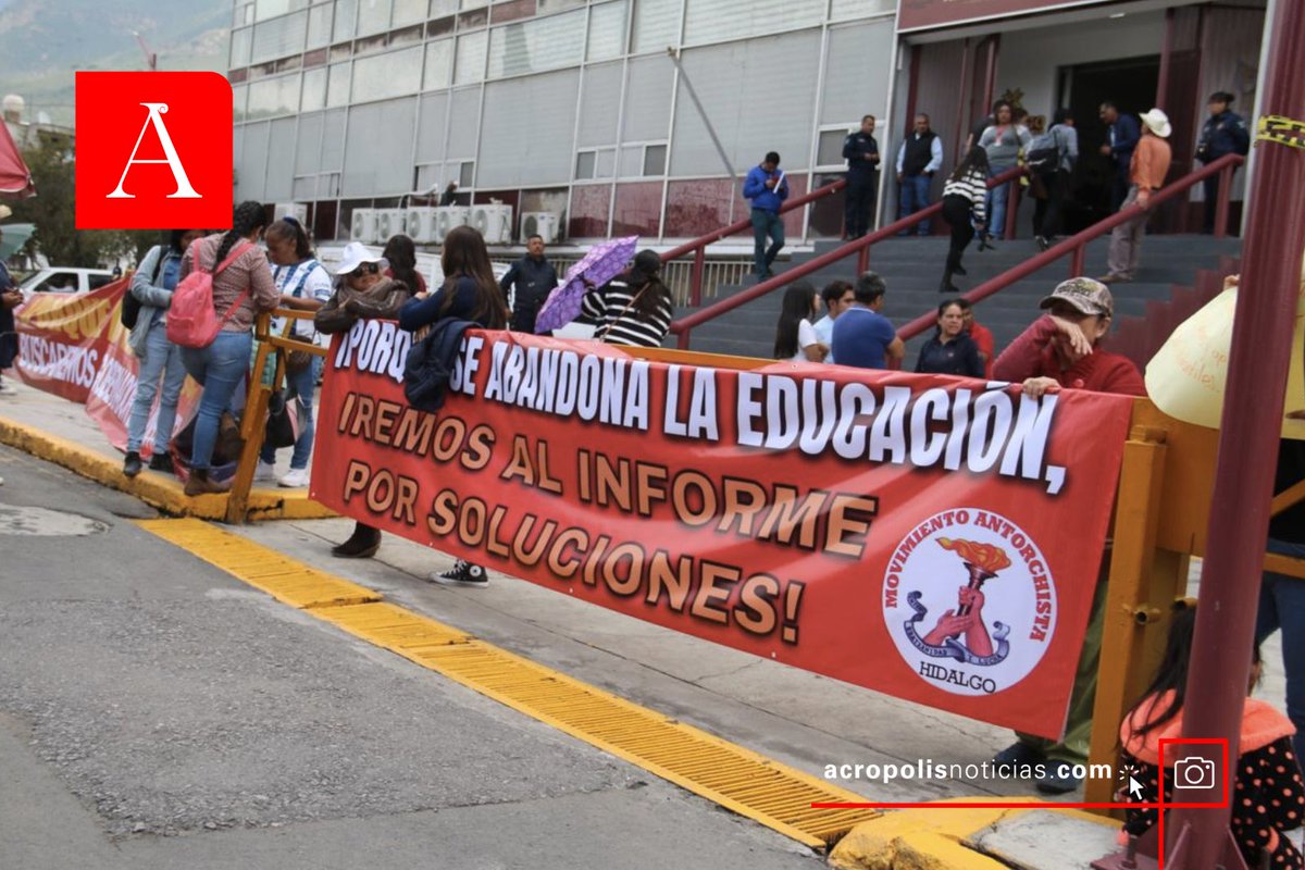 RevistaAcropHgo's tweet image. #AcroNoticias l Previo a la conferencia de prensa del embajador de #EstadosUnidos en #México, Ken Salazar, antorchistas protestan afuera de palacio de gobierno.