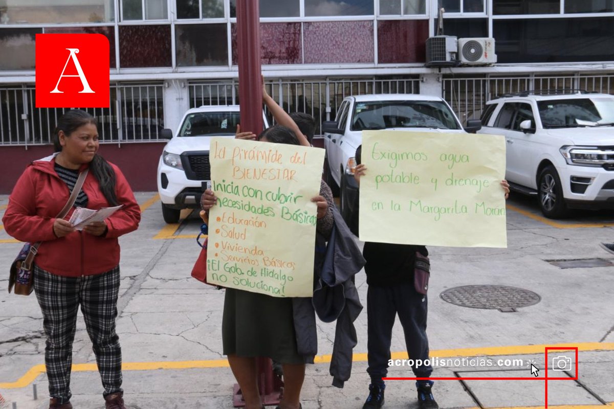 RevistaAcropHgo's tweet image. #AcroNoticias l Previo a la conferencia de prensa del embajador de #EstadosUnidos en #México, Ken Salazar, antorchistas protestan afuera de palacio de gobierno.