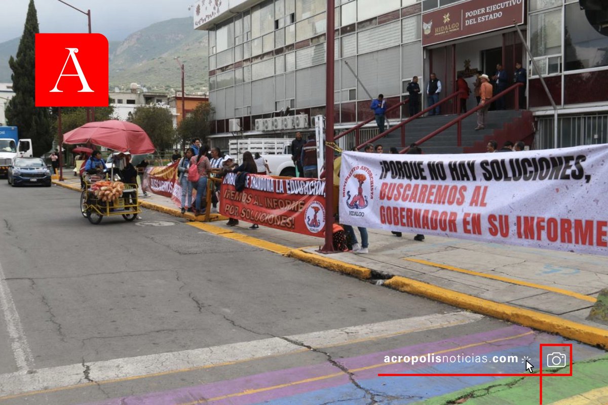 RevistaAcropHgo's tweet image. #AcroNoticias l Previo a la conferencia de prensa del embajador de #EstadosUnidos en #México, Ken Salazar, antorchistas protestan afuera de palacio de gobierno.