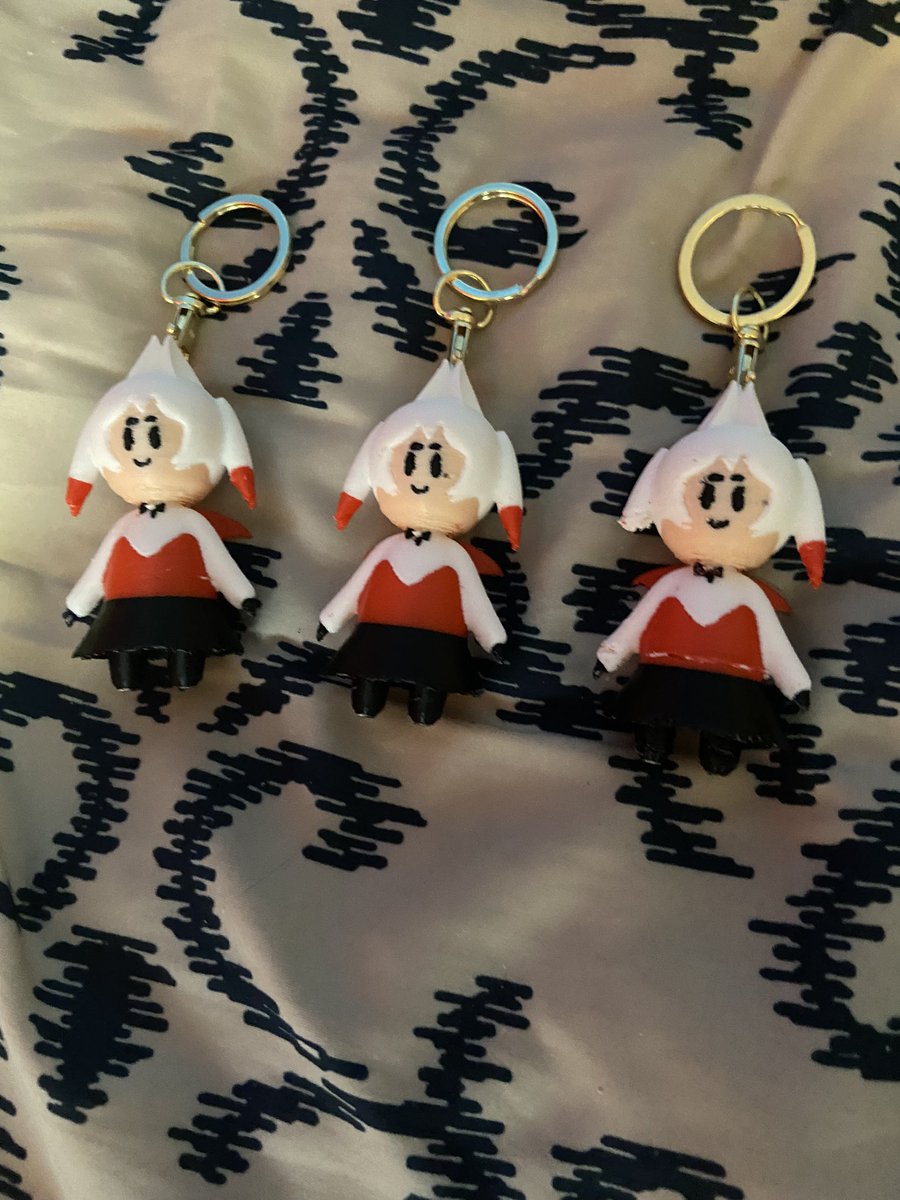 shieldwolfei's tweet image. I made 2win keychains based off of Candii’s keys. One came out of the printer a lil messed up but the other 2 came out nice. #2winArt