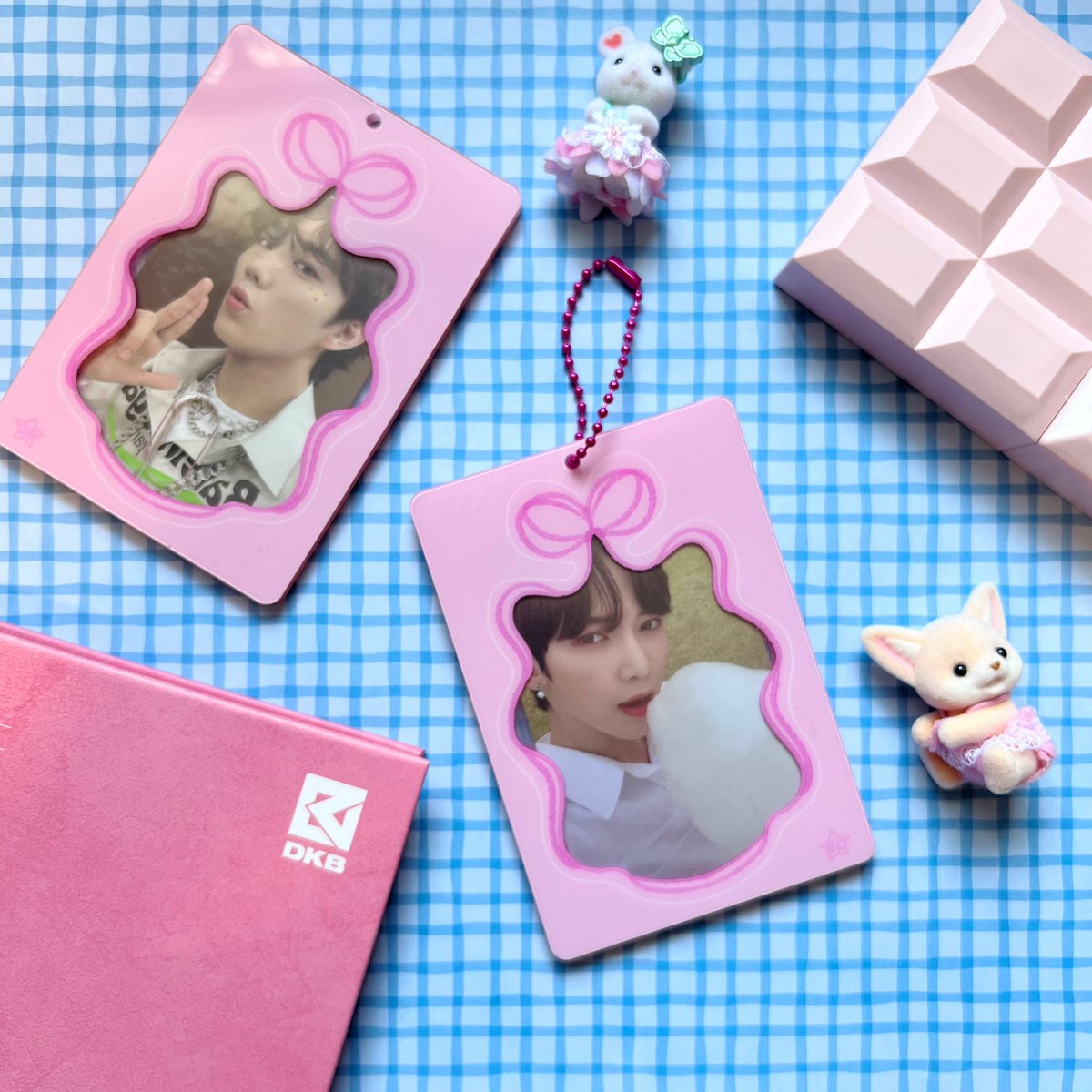 pretty in pink just for you 🎀

Pre-Order for the pretty in pink pc holders will be available with the shop update! These are double-sided and fit two sleeved pcs <3

★: #photocard #photocardholder #kpop #kpopshop #kpopsmallbusiness #keychain #kpopkeychain #holder #kpopholder