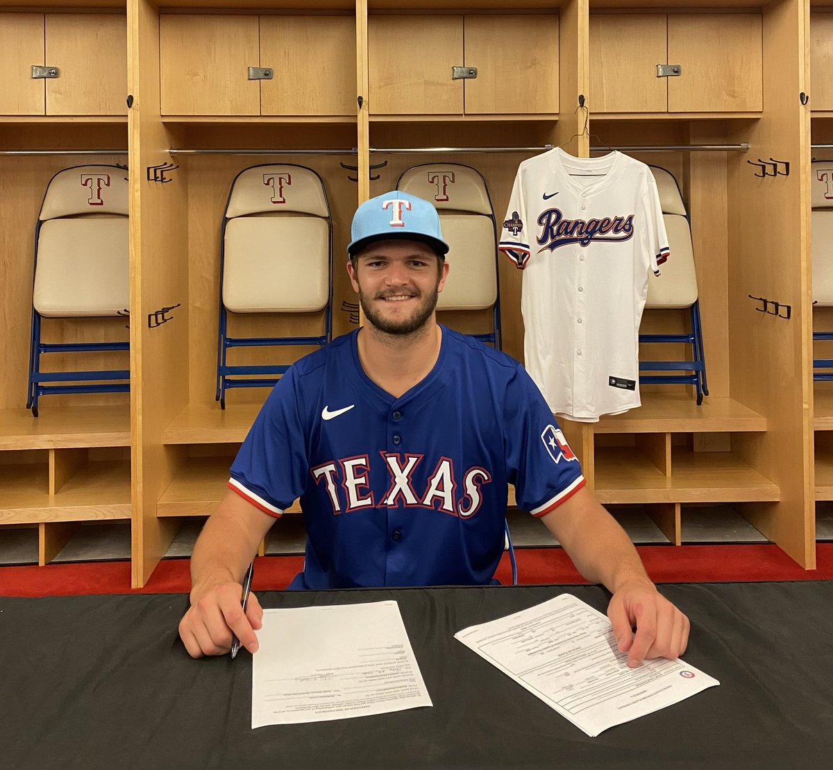 Putting the pen to paper! 🖊️

Joey Danielson makes it official with the <a href="/Rangers/">Texas Rangers</a>.