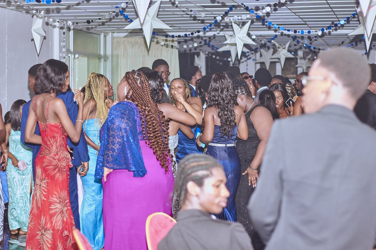 CoursLumiere's tweet image. 🔴 LE BAL DES TERMINALES 🔴

Le #bal des Terminales du #LICL a tenu toutes ses promesses le 26 juin dernier. Cet événement emblématique pour les #élèves de fin de cycle avait pour thème « Starry Night ».

#courslumiere 
#Togo
#Excellence
#TgTwittos
#Threads 
1️⃣