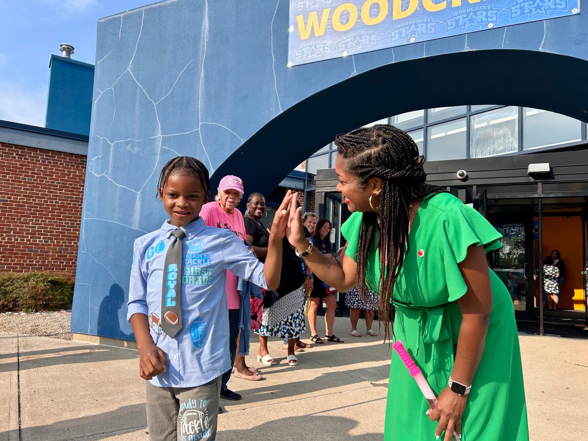 ColsCitySchools's tweet image. Highlights from the First Day of School for Woodcrest Elementary! #FirstDayCCS #OurCCS