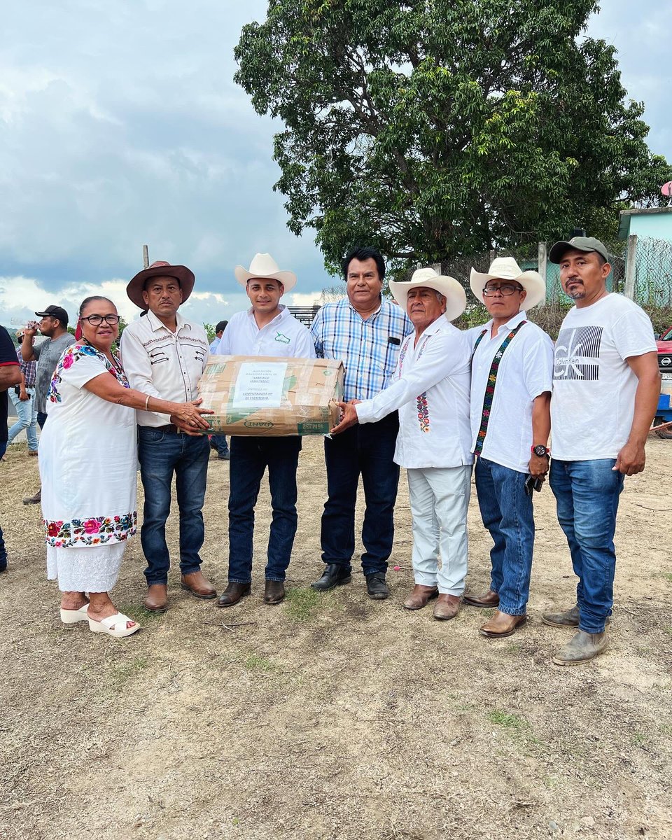 Seguimos cumpliendo nuestros compromisos de fortalecer los servicios en todas las organizaciones pecuarias de la costa Oaxaqueña, en esta ocasión entregamos un equipo de cómputo a Santiago #Jamiltepec. 
<a href="/JulioBerdegue/">Julio Berdegué</a> 
#Seguimos🌴