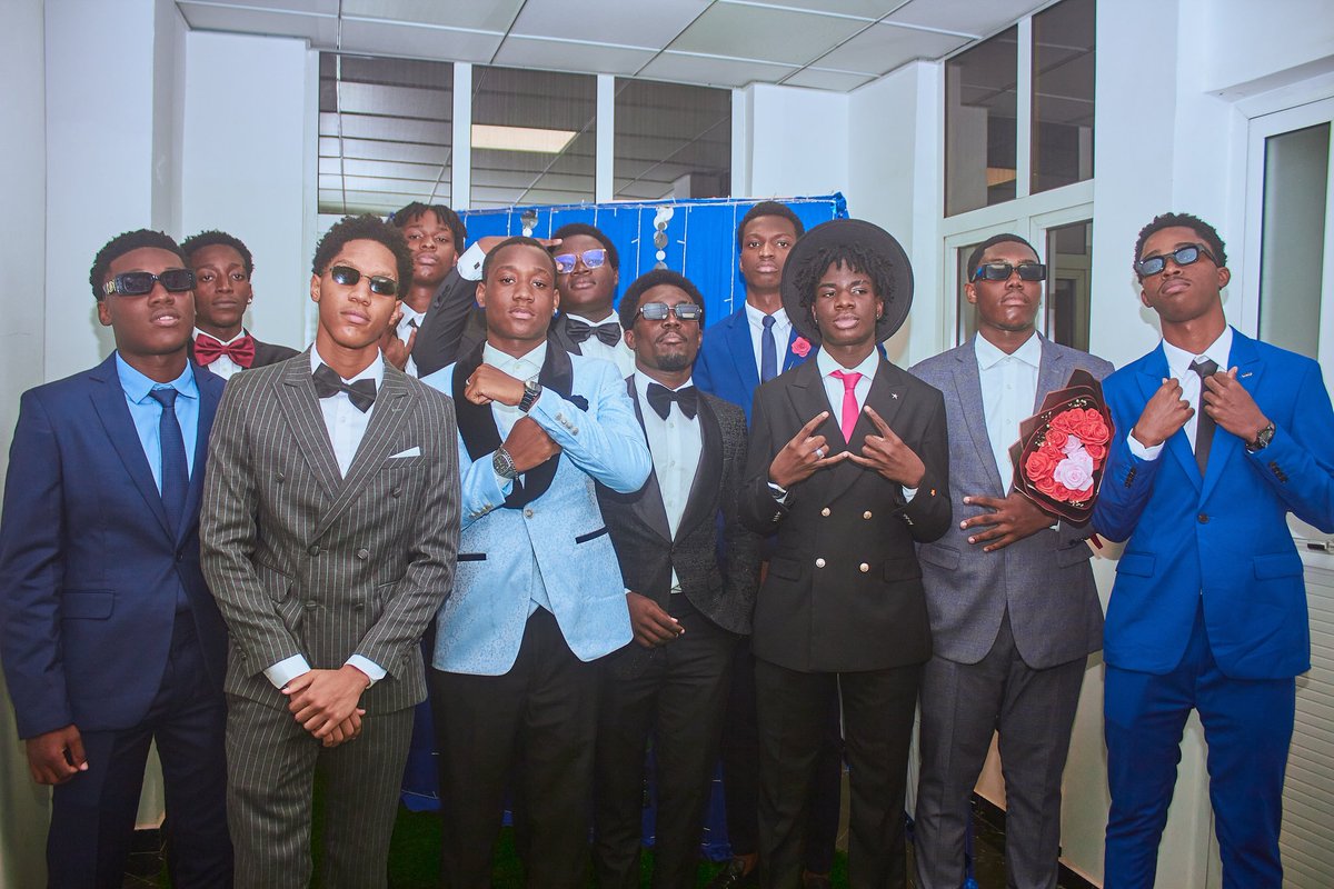 CoursLumiere's tweet image. 🔴 LE BAL DES TERMINALES 🔴

Le #bal des Terminales du #LICL a tenu toutes ses promesses le 26 juin dernier. Cet événement emblématique pour les #élèves de fin de cycle avait pour thème « Starry Night ».

#courslumiere 
#Togo
#Excellence
#TgTwittos
#Threads 
1️⃣