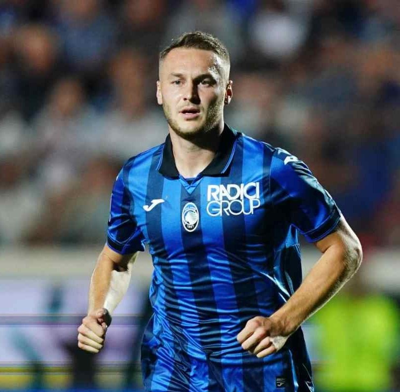 TheJuveTimes's tweet photo. 🚨⚪️⚫️ Juventus will submit their first official bid for Teun Koopmeiners as soon as Matias Soulé deal will be signed, likely to be next week.

↪️🇫🇷 Juve will also sell Dean Huijsen this week and then bid for Jean-Clair Todibo.

Personal terms already agreed. 

~@FabrizioRomano https://t.co/onjRwx5L6v