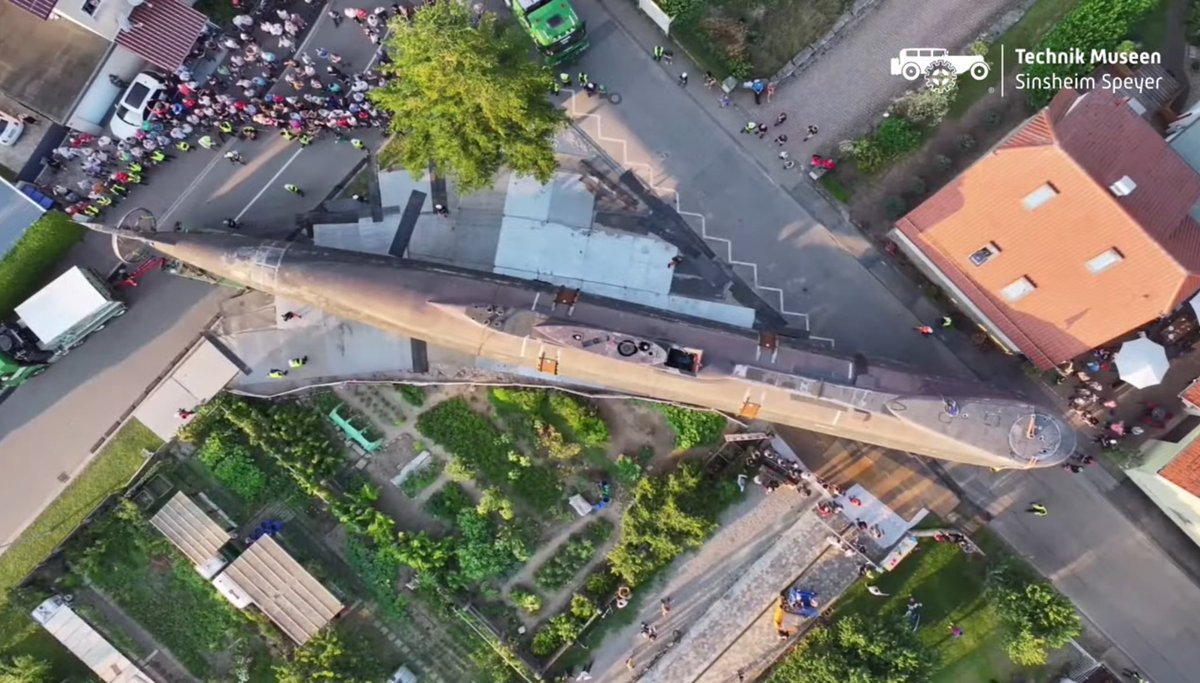Sebastian Fuhrmann (@wasserbombe) on Twitter photo „Hallo, wir würden gerne kurz Ihren Garten nutzen.“
„Öh, okay… wofür?“
„Wir würden einmal gerne mit 3 LKWs, einem Tieflader und einem U-Boot drüber fahren!“
„Sie wollen WAS?!“ 
„Ihren Garten nutzen. 😊“ „Hallo, wir würden gerne kurz Ihren Garten nutzen.“
„Öh, okay… wofür?“
„Wir würden einmal gerne mit 3 LKWs, einem Tieflader und einem U-Boot drüber fahren!“
„Sie wollen WAS?!“ 
„Ihren Garten nutzen. 😊“