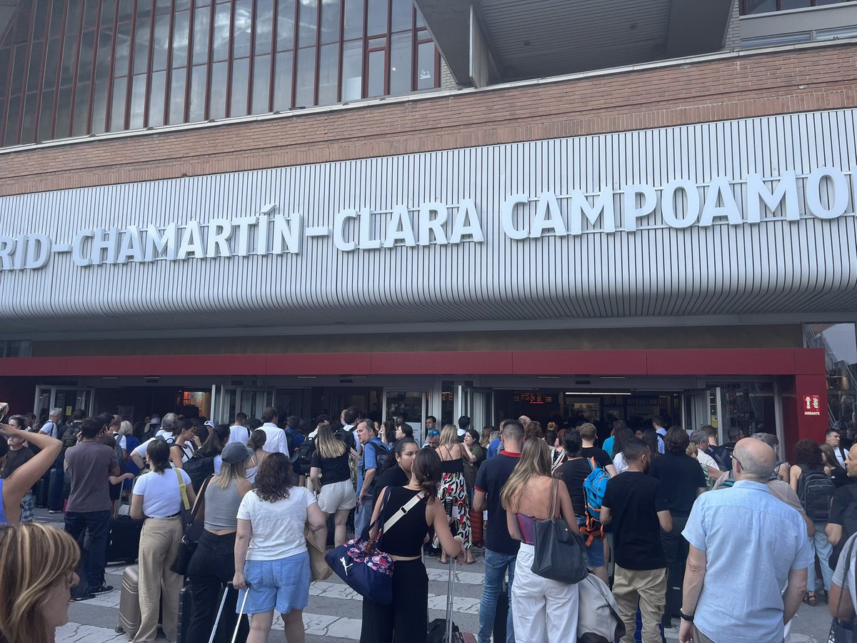 AdolfoRubioPM's tweet photo. 40 grados. Estación de #chamartín. No dejan acceder al interior del monumental colapso por acumulación de retrasos. Un día más… https://t.co/kfEAUzLNUB