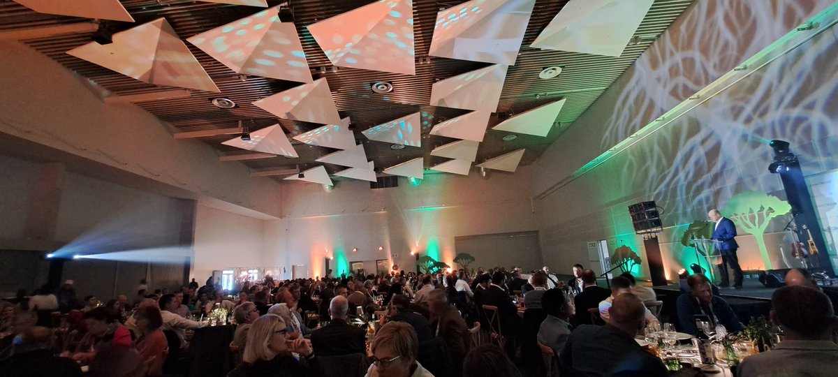 Bewaringslandbou bring die belofte dat dit tegelyk verskeie van die wêreld se probleme kan oplos. <a href="/burgessboer/">Chris Burgess</a> verwelkom die afgevaardiges van die 9de wêreldkongres oor bewaringslandbou by die galadinee. <a href="/landbou/">landbou.com</a>