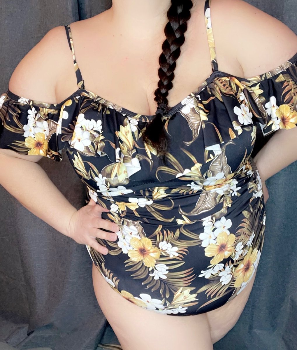 JacintaJuggs's tweet photo. When itโs the middle of Winter and you wear your swimmers wishing you were somewhere tropical instead ๐๏ธ๐ ๐๐น๐บ๐ฅฅ #wishfulthinking #swimsuits #BBWonly #curvy #Chubby #plussize #bodypositive #goawaywinter https://t.co/9ivbwPH1GM