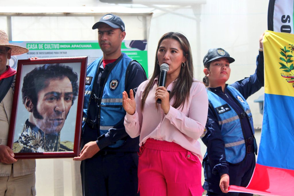 🌱 Desde los espacios productivos de la Comuna Ana Karina Rote, ubicada en la Pqa. San Juan, Caracas, el Ministerio del Poder Popular de Agricultura Urbana, rindió honor al Libertador Simón Bolívar a 241 años de su natalicio.

<a href="/NicolasMaduro/">Nicolás Maduro</a>

#CunaDeLibertadores