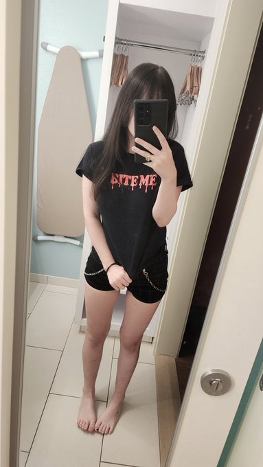 1 pic. sex worker vampire who sucks blood from dick when giving blowjobs and gets paid to do it https://t