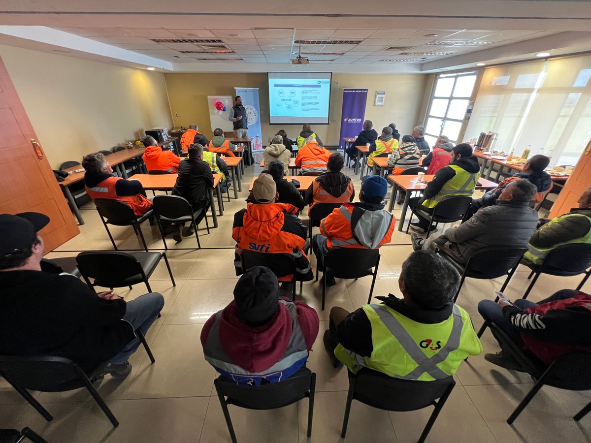mundomaritimo's tweet photo. Puertos de Talcahuano participa en Jornada Preventiva organizada por #Sitrans para transportistas @PtosTalcahuano #MundoMaritimo https://t.co/jvsvWH5i5A https://t.co/mngCAgt7o8
