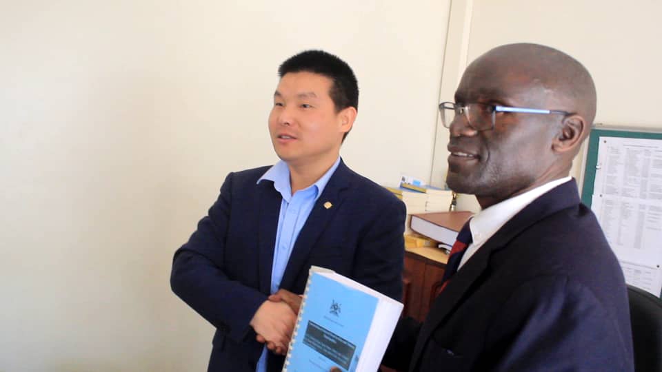 GKMAUrbanDevt's tweet photo. Today,GoU/@MukonoMunicipal signed a contract with M/S China Communication  Construction Company for construction of Lot 2 GKMA-UDP roads.The ceremony was officiated by Min. for K'la Capital City &amp; Metropolitan Affairs,Hon. @HajjatMinsa &amp; Min.for @MoLGUganda Hon. @raphaelMagyezi https://t.co/Qsn4Ro3lUr