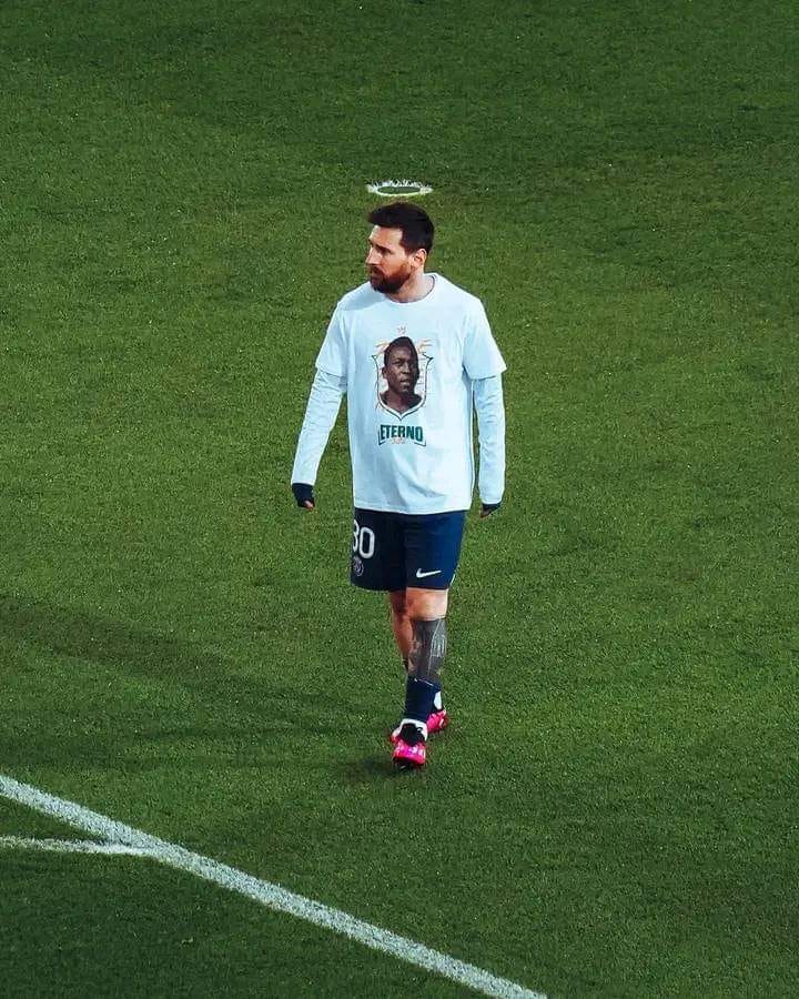 sportybetgh's tweet photo. If being perfectly positioned was a picture. 🖼️✨
An angel came down to play football. 👼⚽
#FootballArt #PerfectionInMotion #GetSporty https://t.co/JIFBXckSPb