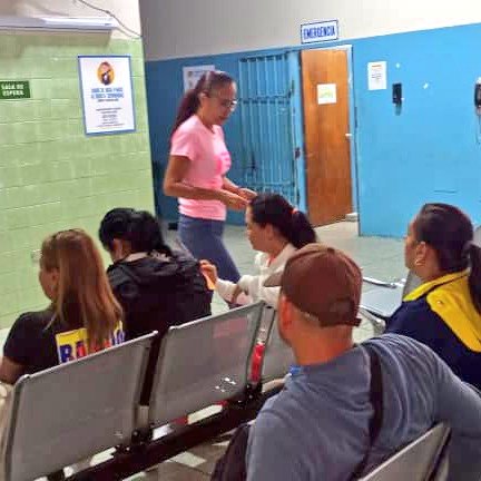 Ofic_Inamujer's tweet photo. #Táchira || Jornada del #Inamujer Mujeres Por La Erradicación De La Violencia, brindó Conversatorio de la violencia y sus expresiones cotidianas, a las comunidades del sector Altos de Paramillo en el municipio Cárdenas.

#CunaDeLibertadores
@NicolasMaduro https://t.co/BSTL18WgQA