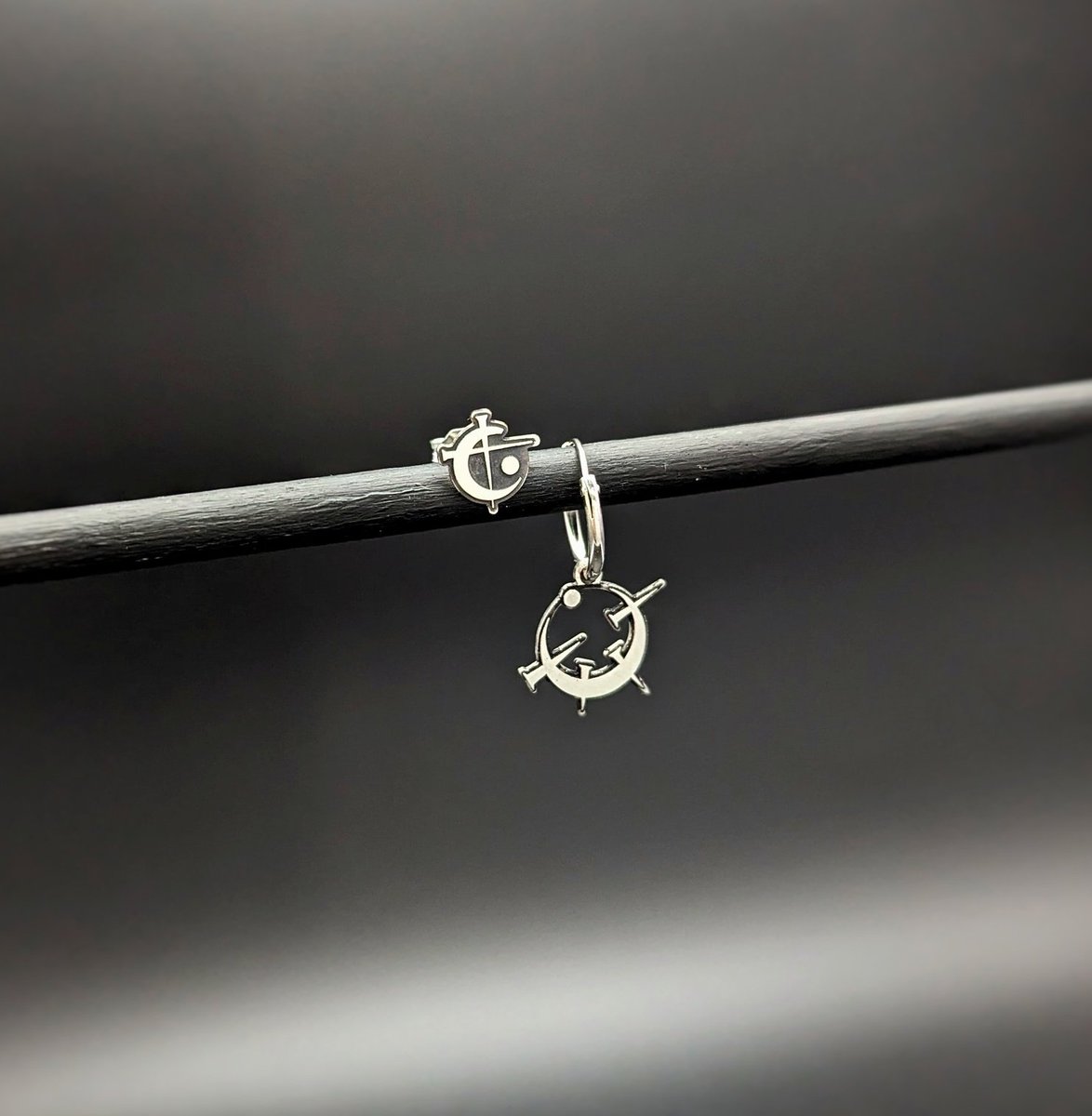 FaySyl_Jewelry's tweet photo. Pendientes personalizados! Pendiente de botón del Bendaleo y charm del Atium!
Están hechos en plata de ley no contienen ni Atium ni Bendaleo estos no se consumen 🤣
Espero que os gusten! #nacidosdelabruma #atium #wayne #kelsier #vin #cosmere https://t.co/gnXq5827gX