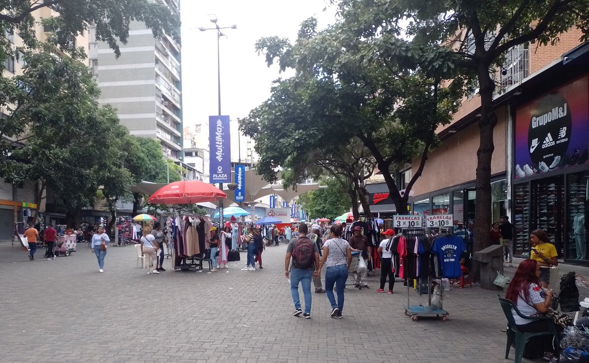 Los buhoneros son los dueños de las calles de Caracas.

Y así quieren gobernar 6 años más 🤣 CNE Las Mercedes María Corina