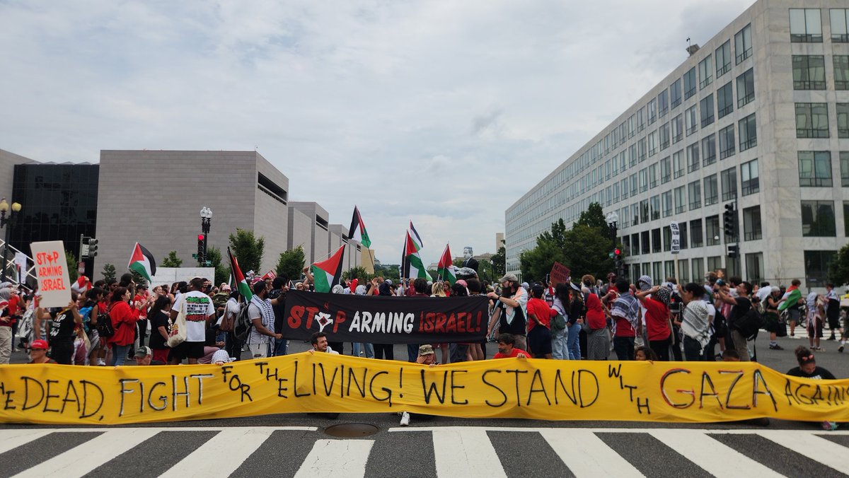 ggjalliance's tweet photo. BREAKING: Protestors taking over the streets all over DC, demanding arms embargo and #CeasefireNow forced Benjamin Netanyahu's motorcade to reroute on its way to the US Capitol. Netanyahu was significantly delayed to his address to Congress. #ArrestNetanyahu #ShutItDown4Palestine https://t.co/8UMwIBxYik