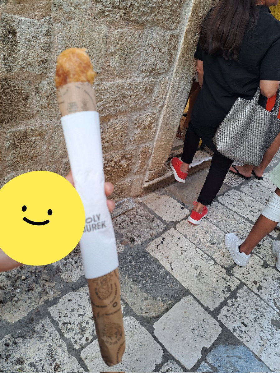 tabi_mami's tweet photo. ドゥブロブニク旧市街の中にある、ブレク屋さんのHOLY BUREK🥖パン屋さんのブレクと違って、パリパリではなくもっちり系。ポテトやveal、スピナッチなど6種類ほどあって、6～8ユーロ。結構お腹にたまるので、安く済ませたいランチにいいかも🙆‍♀️おいしかった！
#ドゥブロブニク https://t.co/hEuGfz8ACw