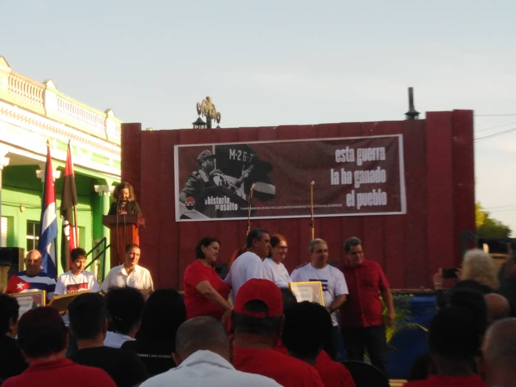 🇨🇺#LaHistoriaPorAsalto fue el motivo para conmemorar en #Cumanayagua el aniversario 71 de los Asaltos a los Cuarteles Moncada y Carlos Manuel d Céspedes. La cita devino respaldo popular para trabajar+ por el pueblo❤️
#CienfuegosXMásVictorias