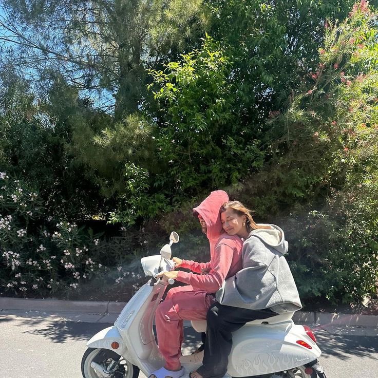 a hailey quando postou aquele meme dizendo: “quando sua alma estranha encontra outra alma estranha e vocês são apenas duas pequenas almas estranhas se divertindo juntos nessa terra” ela estava certíssima e agora teremos o bibinho pra completar 😭